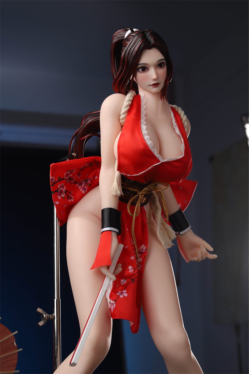 Statuetta di Mai Shiranui in piedi su un piedistallo metallico, vestita con il suo abito rosso.