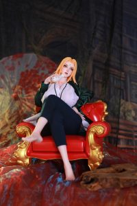 Tsunade, nackt in einer Produktpose, blondes Haar und Stirndiamant sichtbar