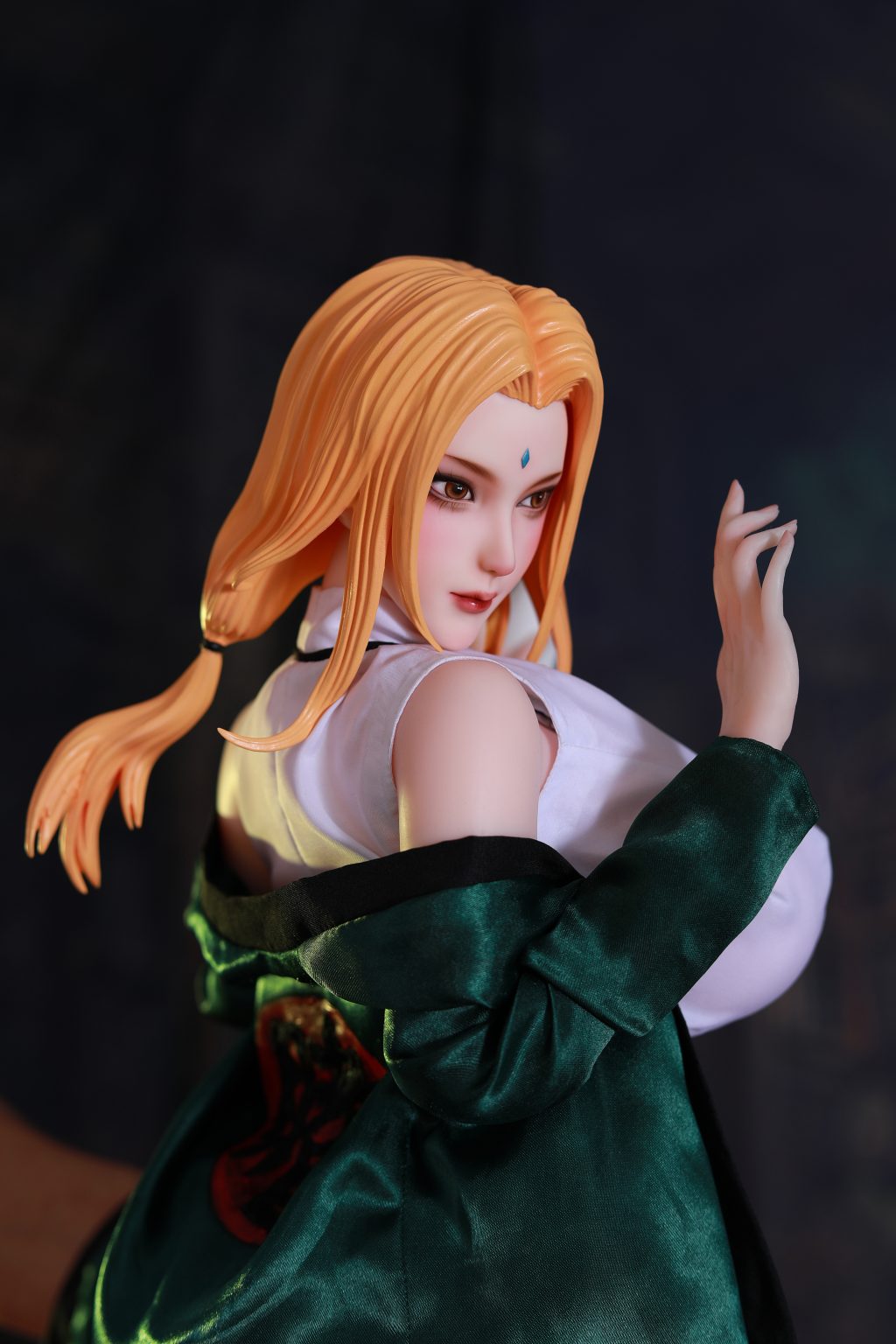 Nackte Tsunade-Sex-Puppe mit blonden Haaren und Stirndiamanten