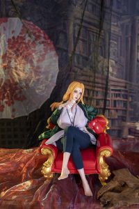 Die nackte Figur der Lady Tsunade posierte in einem nachgestellten Raum.