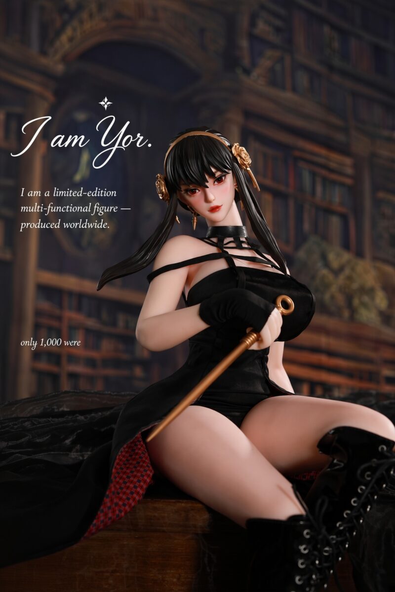 Figurine hentai LORIBEAR Yor Forger en édition limitée, assise en robe noire et bottes à lacets