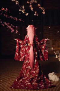 Yae Miko Puppe, Rückansicht mit langen rosa Haaren