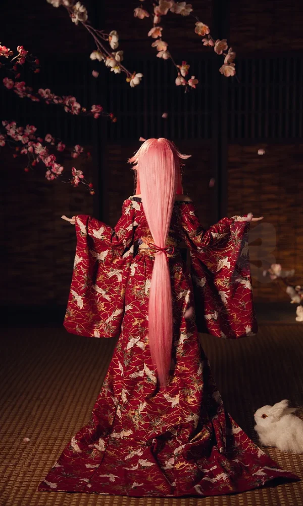 Yae Miko Puppe, Rückansicht mit langen rosa Haaren