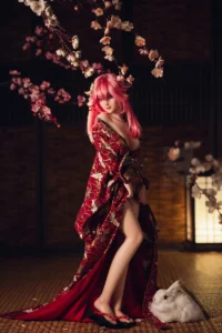 Yae Miko Sexpuppe – Ganzkörperkimono in Rot mit rosa Haaren