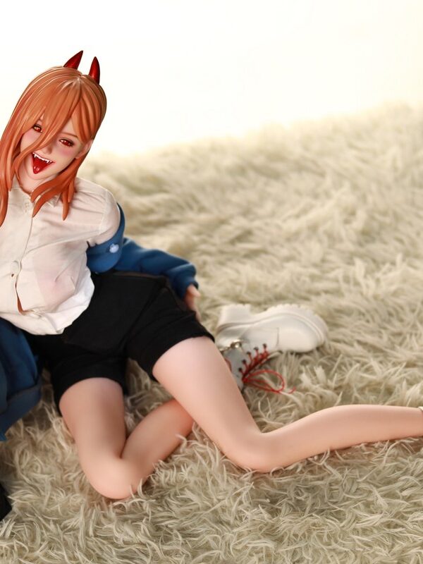 Bambola del personaggio di Chainsaw Man Power seduta con abbigliamento casual